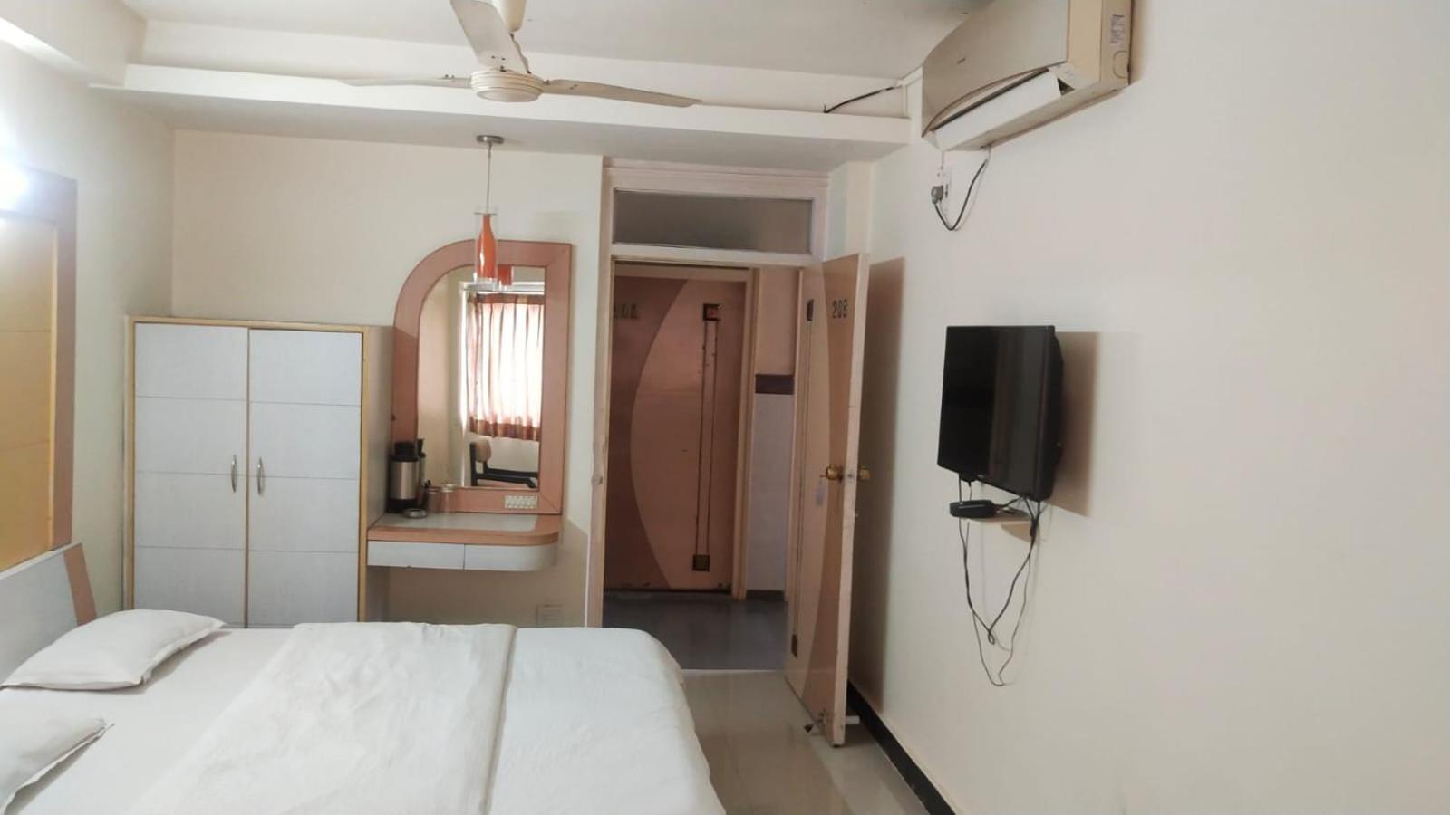 Hotel Vaishali Нашик Екстериор снимка